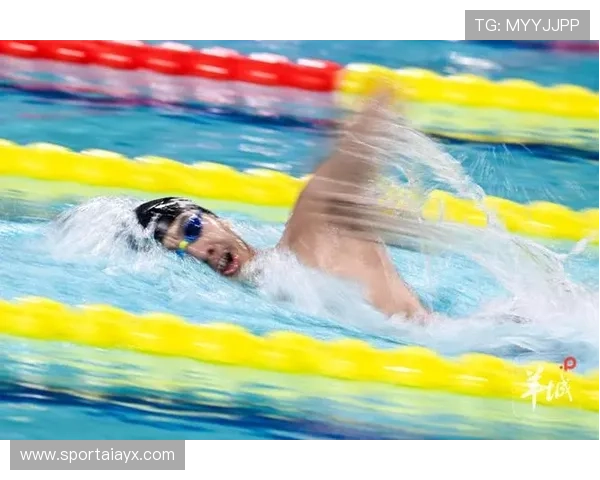 里根·史密斯奥运银牌闪耀赛场，展现游泳新星风采