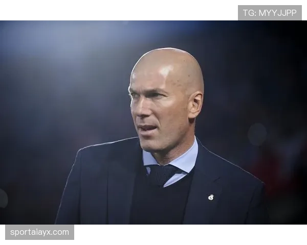 齐达内足球智慧启迪新一代:优雅控球与战术洞察成球场新标杆 齐达内足球智慧启迪新一代:优雅控球与战术洞察成球场新标杆